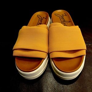 Size 8.5 Zodiac “Jolie” tan fabric slide. Like new!